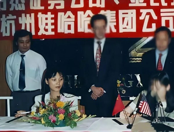 财聚配资 1995年，杜建英陪老板赴港洽谈订房间时，宗庆后：我们俩住一起